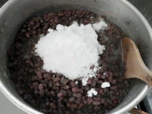 小豆に砂糖と塩を入れる